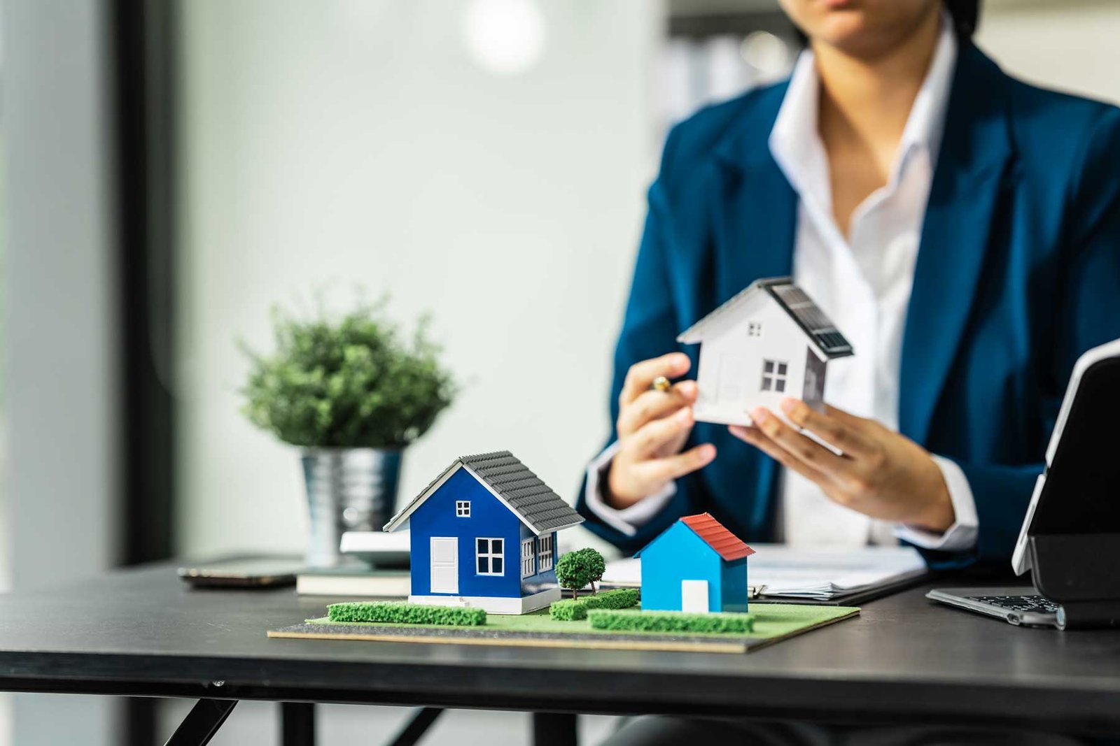 Hombre sosteniendo una casa de una maqueta de un proyecto en Puebla