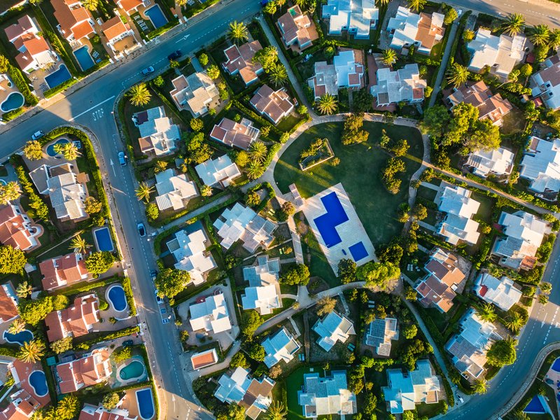 Toma aérea con dron de un barrio en México